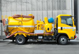 写真：汚泥吸引車